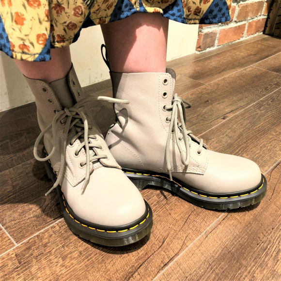 最大2000円引き マラソン期間 Dr.Martens 8ホール ベージュ - 通販