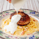 ハンバーグ主役の贅沢パスタ
