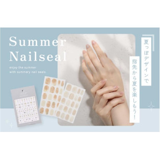 貼るだけ簡単！夏の指先を彩るネイルシール