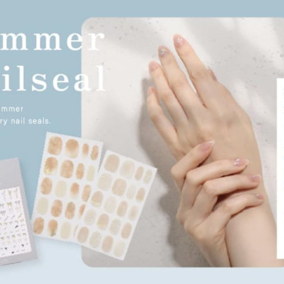 貼るだけ簡単！夏の指先を彩るネイルシール