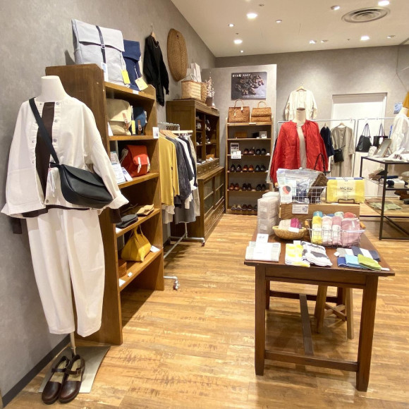 秋物のお洋服、入荷しました。